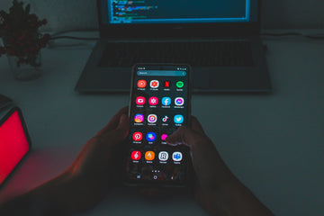 How to take a screenshot on a Samsung phone and display it on a projector